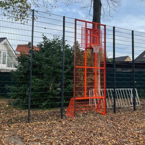 Voetbaldoel met basketbal VBC160 150 Voetbaldoelen 1.5 x 0.75 meter in een frisse rode ral kleur gecoat met een wit antivandaal basketbalbord.