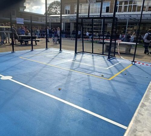 Sportvloercoating 76 Vloercoating en belijning in uw pannakooi, sportkooi of voetbalkooi bieden niet alleen een strakke afwerking, maar zorgen ook voor extra speelplezier door een betere grip en duidelijk zichtbare markeringen.