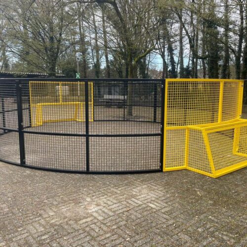 Pannakooi Match 94 Pannakooi Match met hoge wanden. Deze staat in Genk en is in zwart-geel gepoedercoat en uitgevoerd met hoge wanden. Diameter 6 meter en doelen van 1.5 x 0.75m. Wedstrijdformaat pannakooi.