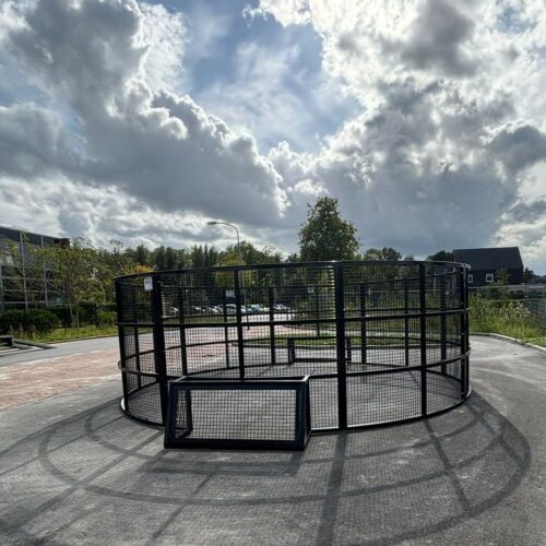 Pannakooi Match 172 Ronde pannakooi met hogewanden kleur zwart op schoolplein diameter 6 meter in Appingedam