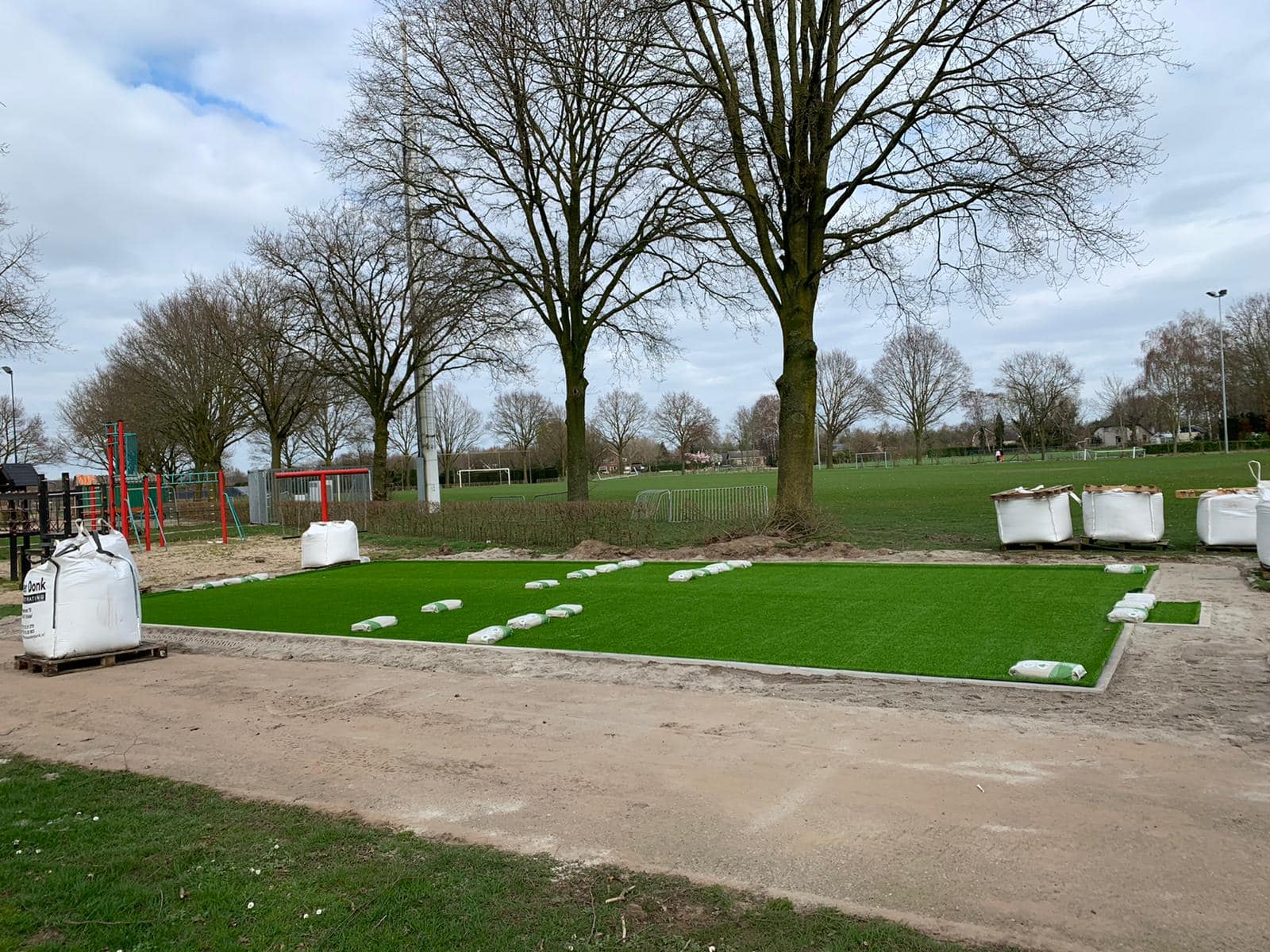 Kunstgras speelvloeren 32 De aanleg van een pannakooi met kunstgras bij de Hapse Boys. Hier is gekozen voor vezellengte 40 mm. zodat er met voetbalschoenen op gespeeld kan worden