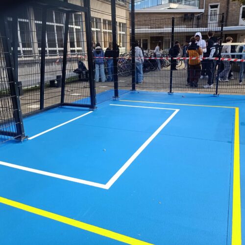 Sportvloercoating 77 Het aanbrengen van belijning in uw sportkooi maakt het veld geschikt voor meerdere sporten, zoals volleybal, voetbal en panna voetbal, waardoor de veelzijdigheid van het speelveld wordt vergroot.