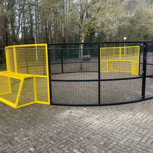 Pannakooi Match 161 Onze ronde pannakooi Match met hoge wanden in geel-zwart gecoat in Genk. Diameter 6 meter (wedstrijdformaat pannakooi) met hoge wanden.