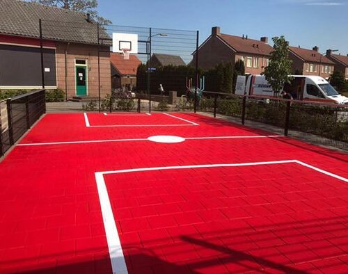 Pannakooi PS100 Basic 122 Pannakooi met basketbal. Op de afbeelding ziet u dat een vloercoating prima kan op een bestaande tegelvloer.