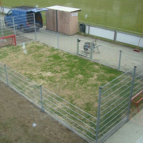 Pannakooi PS100 Basic 110 Pannaveld Basic. 5 x 10 meter, wanden verzinkt en een speelvloer van kunstgras. Het voordelige pannaveld voor speel- en school- plein.