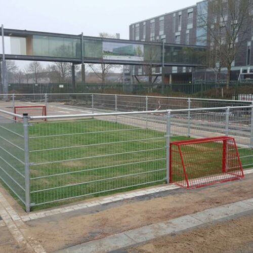 Pannakooi PS100 Basic 112 Pannaveld Basic. Locatie Nieuw Vennep. Speelvloer kunstgras. Wanden verzinkt 1.2 meter hoog.