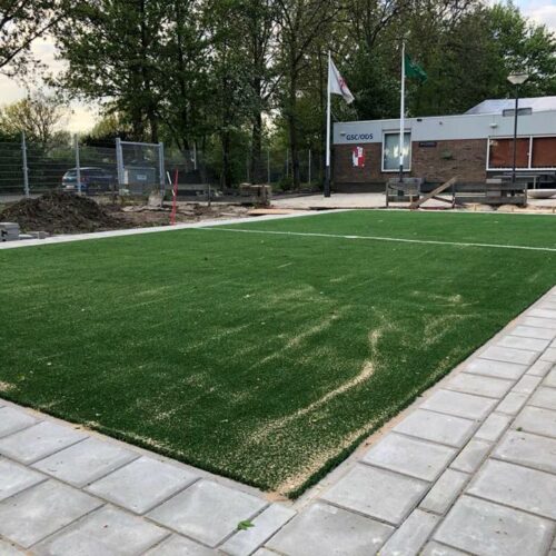 Pannakooi PS100 Basic 89 Onze LSR24mm zandgevulde kunstgras speelvloer. Het pannaveld kan geplaatst worden. Een zeer sterke en duurzame mat.