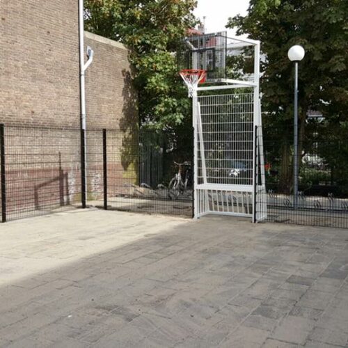 Voetbaldoel-basketbalcombi Model VBC180 35 Pannaveld met onze voetbaldoel basketbal-units bij de Amsterdamse Mavo in Amsterdam. Hier is gekozen voor een zwart gecoat basketbalbord.