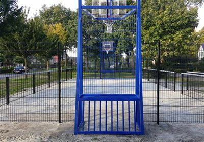 Voetbaldoel-basketbalcombi Model VBC180 43 Onze gelaste voetbaldoel basketbal combinaties toegepast in een fraaie mini sportkooi uit onze Premium-serie.