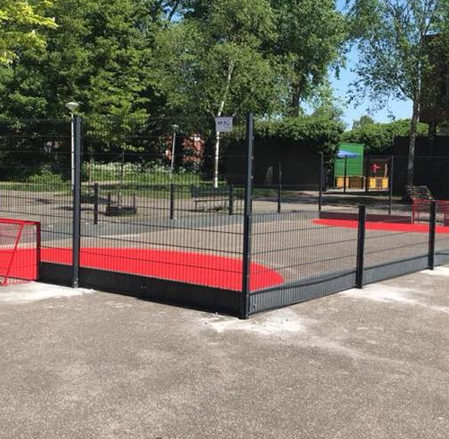 Sportvloercoating 53 Een fraai pannaveld met zware hockeyslagplanken. Voor de vloer zijn alleen de doelgebieden uitgevoerd in onze Granuplast rolcoating. Een prachtige combinatie met het grijze asfalt.