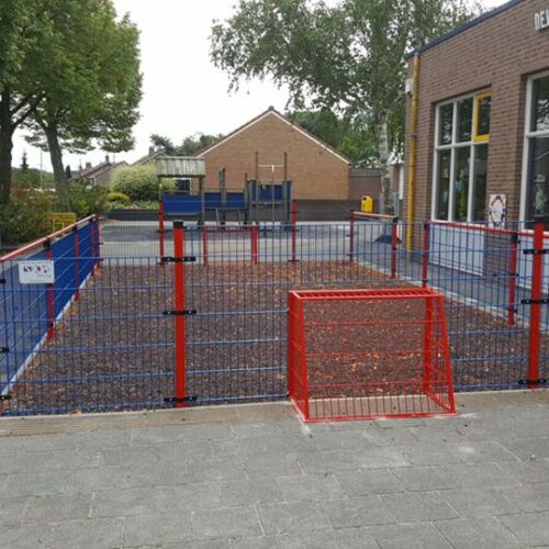 Pannakooi PS100 Basic 117 Pannaveldje 5 x 9 meter. OP de vloer ziet u de lava, waar het kunstgras straks opgelegd wordt. Lokatie pannaveld Sirooskerke bij OBS de Wegwijzer.