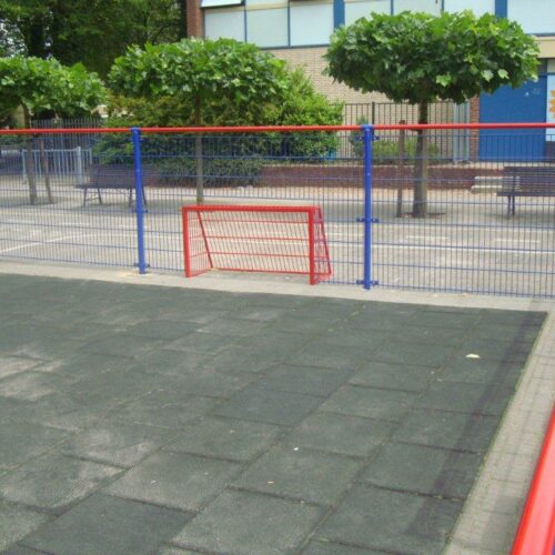 Pannakooi PS100 Basic 91 Pannaveld met valdempende rubberen tegels. Ook deze leveren we in diverse kleuren en afmetingen.