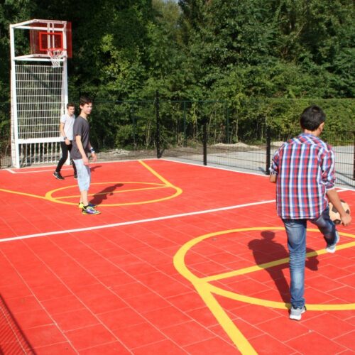 Sportvloercoating 57 Ook een gewone tegelvloer kan prima van coating en sportbelijning voorzien worden. Afgebeeld de door ons geplaatste mini multi sportkooi 7.5 x 15 meter in Monncickendam