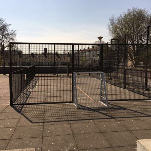 Pannakooi Match 145 Pannaveld, pannakooi Match, uitgevoerd met een hoge achterwand aan 1 zijde. De andere wanden zijn 1 meter hoog. Hier is gekozen voor een zwart gepoedercoat frame.