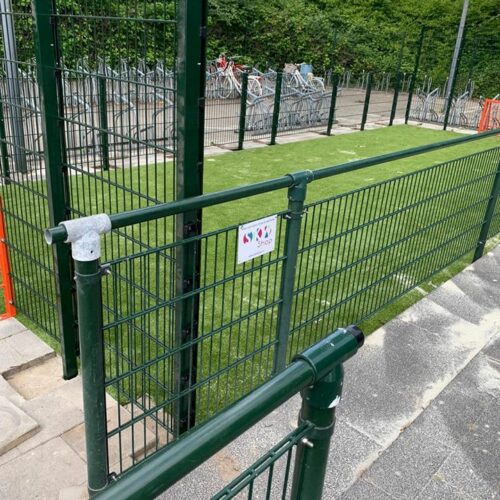 Pannakooi PS100 Basic 126 Pannaveld aangebouwd tegen een bestaand hekwerk met kunstgras, locatie Lewenborg Groningen