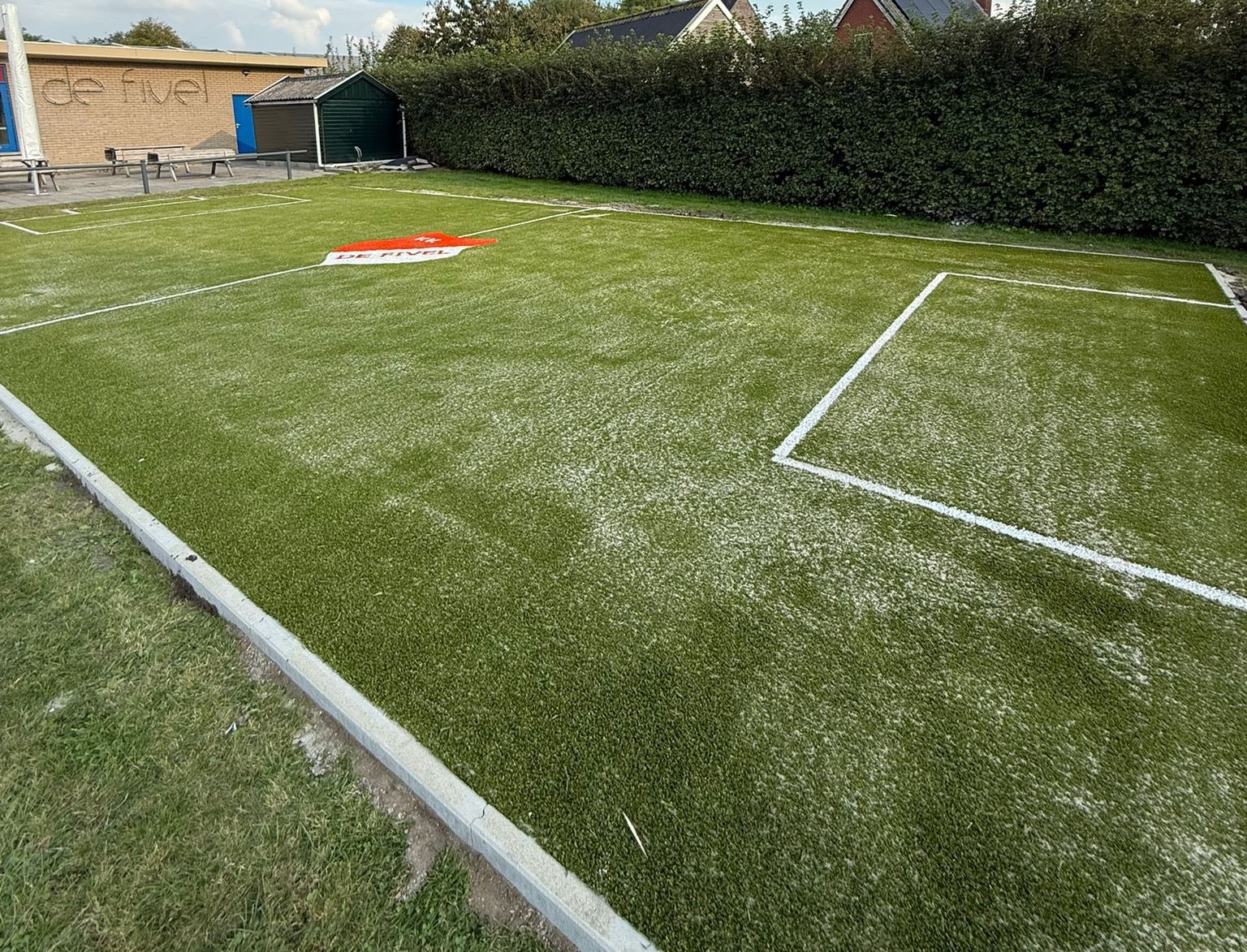 Kunstgras speelvloeren 50 Onze kunstgrasmatten zijn perfect geschikt voor intensief gebruik bij voetbal, hockey, tennis en basketbal. Ook met uw eigen logo leevrbaar.