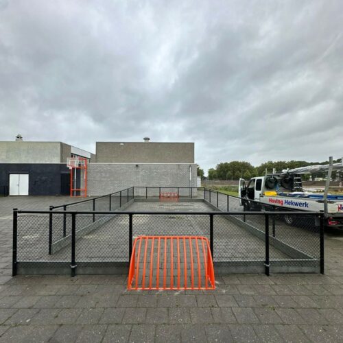 Pannakooi PS100 Basic 131 Uitgevoerd met onze TRD200 voetbaldoelen, gaaswanden en hockeyslagplanken