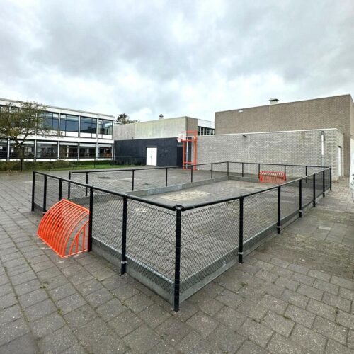 Pannakooi PS100 Basic 132 Afmetingen 5 x 8m. Wanden van gaas met bovenbuis en slagplanken van kunststof.
