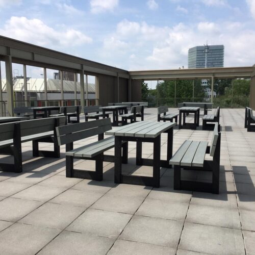 Kunststof parkbank model London 15 10 van onze picknicksets Londen in Eindhoven. 20 parkbanken met rugleuning en 10 picknicktafels uitgevoerd in een fraaie bi-color uitvoering