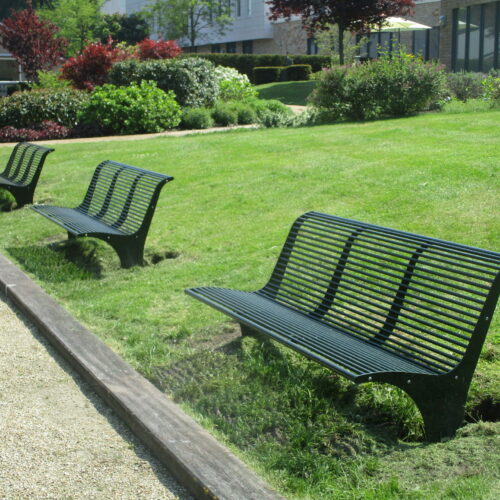 Parkbank Athene 36 Parkbank Athene met rugleuning. Straatmeubilair op zijn mooist. Deze staan in Kennemeroord.