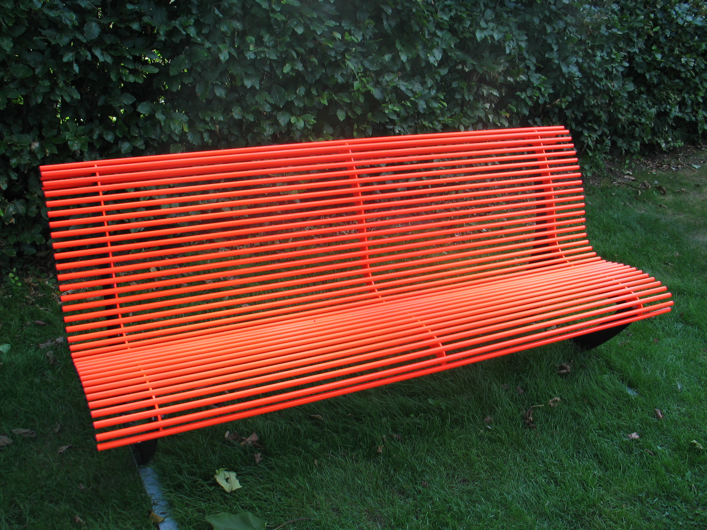 Parkbank Reijka 5 Onze parkbank Reijka, gecoat in een fraaie oranje ral kleur.