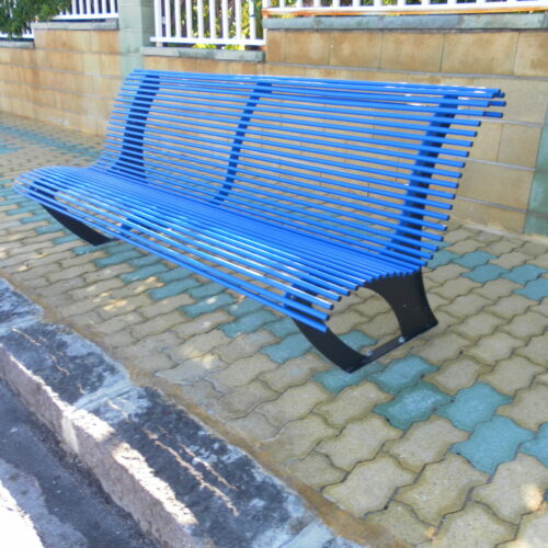 Moderne parkbank met stalen zitting en leuning in een blauwe ral kleur