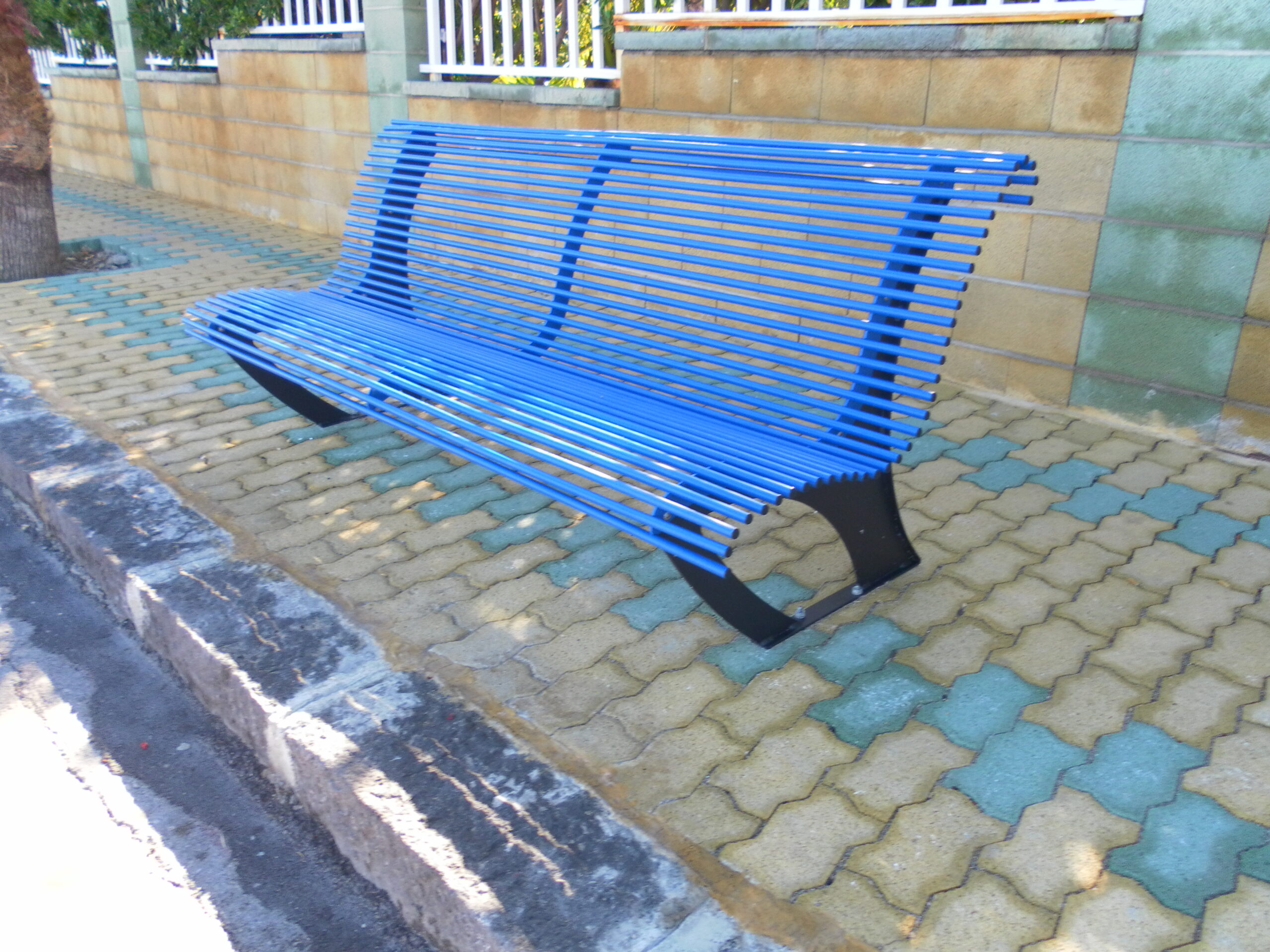 Parkbank Reijka 1 Moderne parkbank met stalen zitting en leuning in een blauwe ral kleur