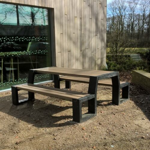 KUnststof Picknicktafel Matrix 27 Kunststof design picknickset model Matrix bij school