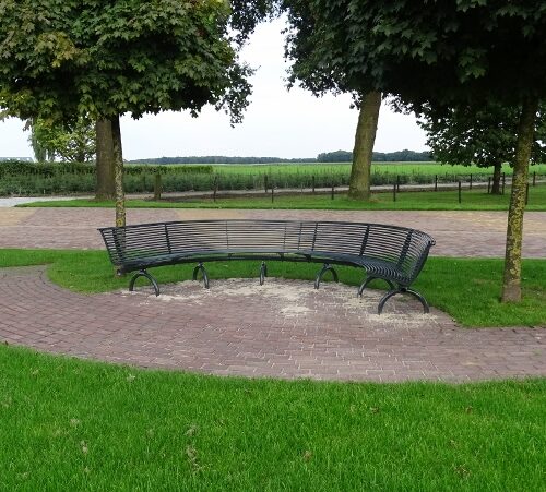 Picknickset model Rest 13 Parkbank. Ook voor de afgebeelde gebogen parkbank uit de Rest-serie kunt u bij ons terecht. Prachtig straatmeubilair uit de Italiaanse keuken.