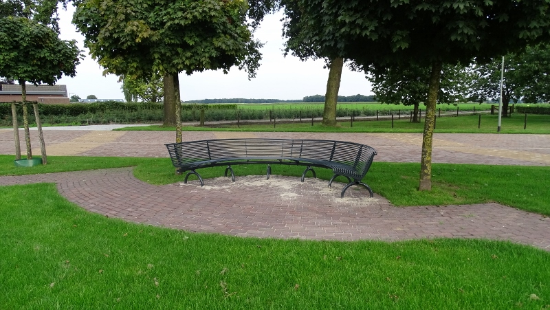 Picknickset model Rest 4 Parkbank. Ook voor de afgebeelde gebogen parkbank uit de Rest-serie kunt u bij ons terecht. Prachtig straatmeubilair uit de Italiaanse keuken.