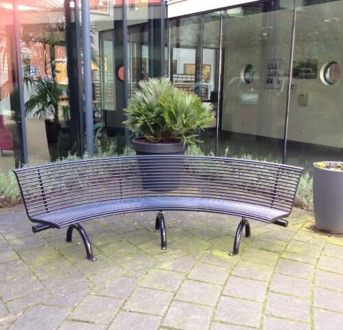 Parkbank Rest gebogen 52 Parkbank Rest gebogen, hier in een fraaie antraciet-kleur gecoat. Ral 7016