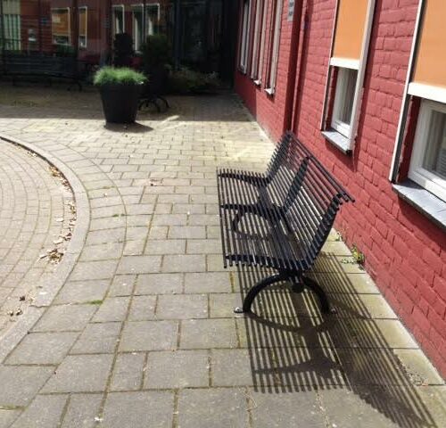 Parkbank Rest recht 27 Straatmeubilkair op zijn mooist Parkbanken model Rest.
