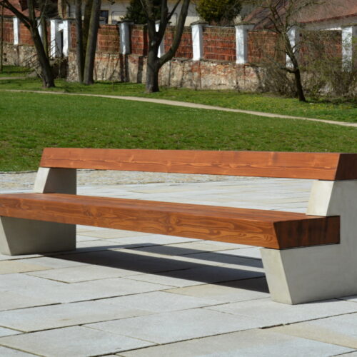 Parkbank 3 meter met massief houten zitting en leuning en betonnen zijsteunen.