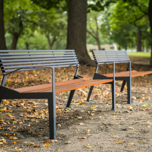 De uitvoering in hout/staal met rugleuning en zijleuningen. Parkbank model Babia, elegantie en duurzaamheid voor een messcherpe prijs.