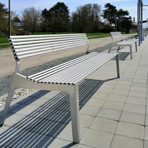 Parkbanken model Berga 18 De volledig stalen uitvoering in aluminiumkleur gecoat. Elegant en duurzaam straatmeubilair.