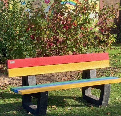 Kleurrijk, duurzaam en onderhoudsvrij: De Regenboog-bank is ideaal voor elke buitenruimte. Deze staat in Raalte