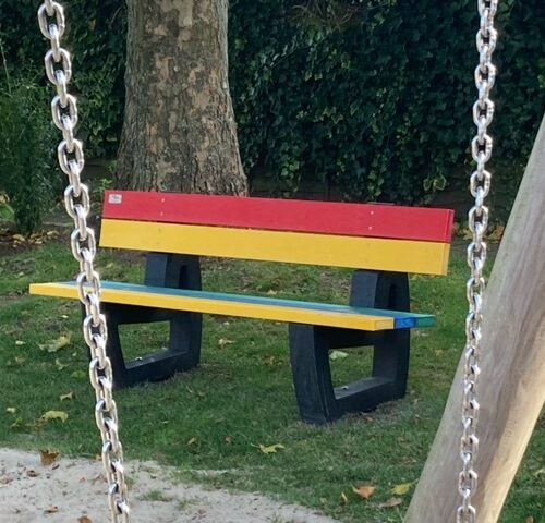 Kunststof parkbank Bonn Regenboog 9 Duurzaamheid en kleur in één: Ontdek de Regenboog-bank, ideaal voor openbare ruimtes.