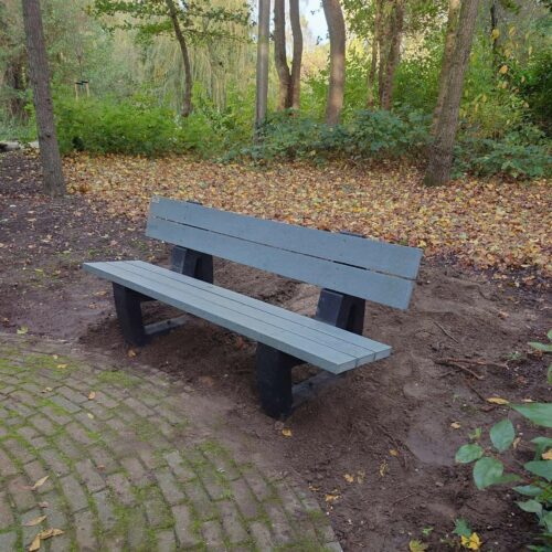 Kunststof parkbank Bonn Govaplast 75 Parkbank Bonn grijs met leuning. Lengte 180cm. Deze parkbanken zijn ook zonder leuning en in een 360cm uitvoering leverbaar.