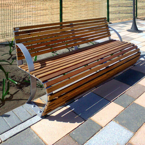 Design parkbank staal en hout met rugleuning in openbare ruimte