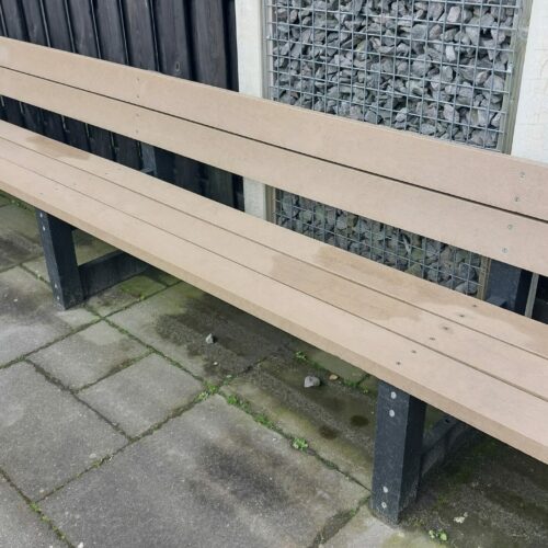 Kunststof parkbank model London 18 Parkbank Londen Sand-Beige lengte 360cm. De kunststof parkbank model Londen combineert tijdloos design met duurzaamheid. Een uitnodigende zitplek die jarenlang mooi blijft.