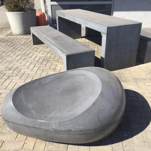 Betonnen zitelement - De Love-stone 30 Onze grote zitsteen, Lovestone uitgevoerd in antracietgrijs. Een zitsteen van 650kg, ideaal straatmeubilair, ook met anti graffiticoating leverbaar