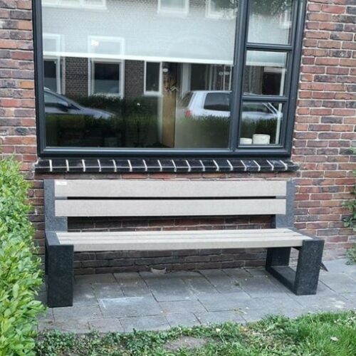 Kunststof parkbank Matrix 15 Parkbank Matrix in de sand-beige uitvoering. Deze staat in Groningen. Govaplast parkbank Matrix: robuust, duurzaam en onderhoudsvrij. Gemaakt van massief gerecycled kunststof, perfect voor elke buitenruimte.