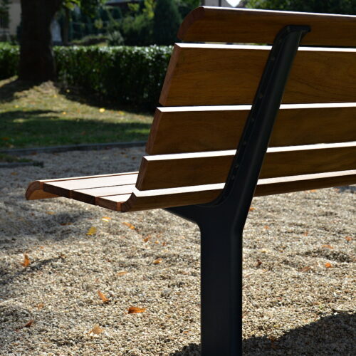 Parkbank model Nisha 22 ankzij het ergonomische ontwerp biedt onze parkbank model Nisha optimaal zitcomfort voor lange perioden