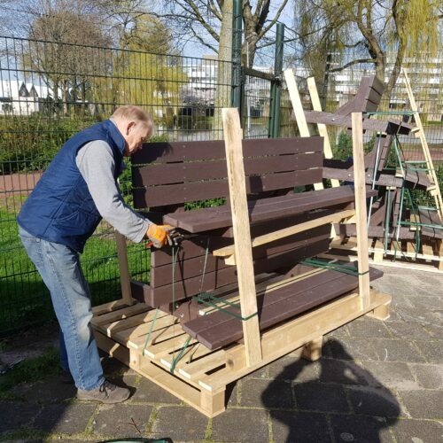 De aanlevering van 5 kunststof parkbanken parkbanken bij Speeltuinvereniging Capelle-Schollevaar Speeltuin "Rollebollebos"