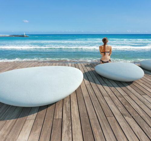 Onze design zitbank voor de buitenruimte model Precious. Ontwerp gebaseerd op aangespoelde stenen op het strand.