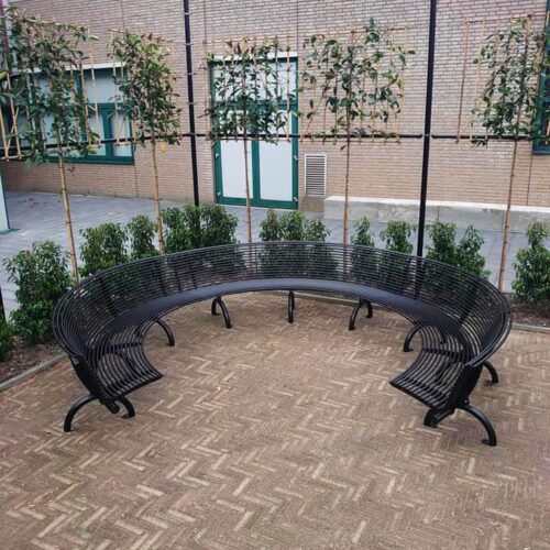 Parkbank Rest gebogen 75 Onze parkbanken REWST Curved bij een verzorgingstehuis zodat de bewoners een leuke zitgroep hebben om samen te komen. (Hegelsom)