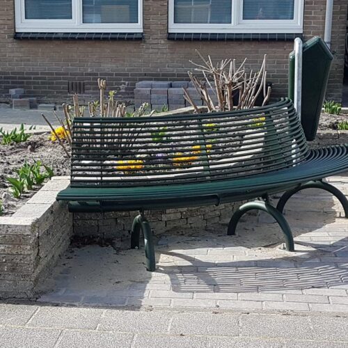 Parkbank Rest gebogen 68 Parkbank Rest, nog een afbeelding van deze fraaie uitvoering in het groen. Design op zijn mooist voor een zeer scherpe prijs. Locatie Smilde