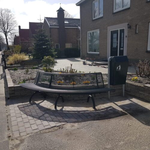 Parkbank Rest gebogen 66 Onze design parkbank model Rest in een groene RAL kleur met daarnaast onze afvalbak model Bima. Locatie Smilde