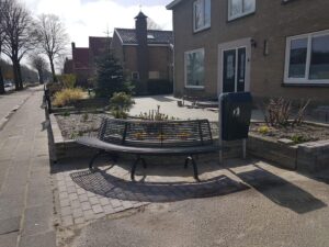 Onze buiten afvalbak model Bima met onze design parkbank Rest gebogen. Beide in dezelfde ral kleur. Locatie Smilde.