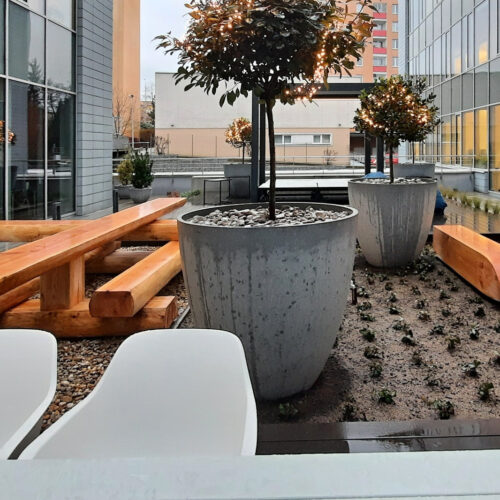 Parkbanken model Twistula 10 Lange parkbank van eikenhout met een zeer grote picknickset in bedrijfstuin